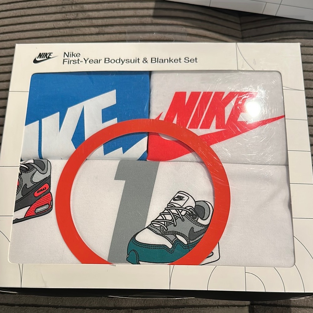Nike Baby Milestone Blanket and Bodysuit Set - Picture 2 of 5